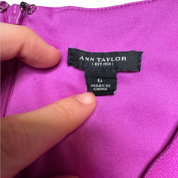 👗 Ann Taylor Magenta V-Neck Ruched Dress Women’s 6 3/4 Sleeve Cocktail 💜✨ - Picture 4 of 4